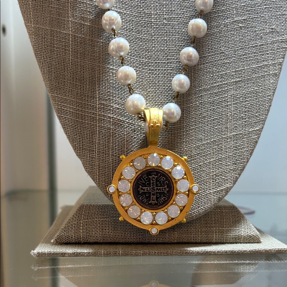 Classic Pearl Necklace with Gold-Tone Medallion - Picture 2 of 7